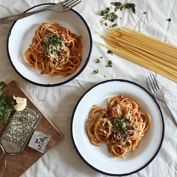Mesa con alimentos frescos y coloridos para preparar comidas balanceadas
